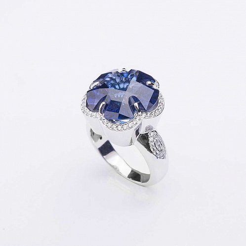 Золотое кольцо Цветок с синим сапфиром от ювелирного магазина Оникс