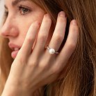 Серебряное кольцо с жемчугом и фианитами 901-00290 от ювелирного магазина Оникс - 1