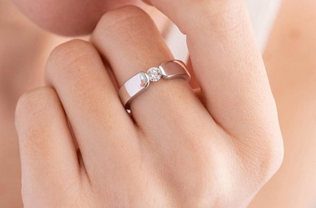 Что стоит знать о кольце с одним камнем? Обращаем внимание на изысканные аксессуары
