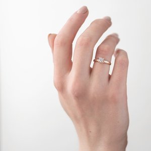 Золотое помолвочное кольцо с бриллиантом - Оникс