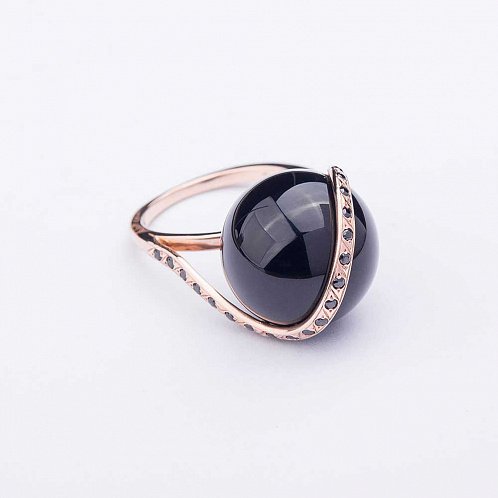 Золотое кольцо с черным агатом и фианитами от ювелирного магазина Оникс