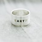 Серебряное кольцо с гравировкой "Earth" 112143earth от ювелирного магазина Оникс
