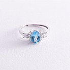 Золотое кольцо с голубым топазом и фианитами к04641 от ювелирного магазина Оникс