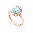 Золотое кольцо с голубым топазом и фианитами к04629 от ювелирного магазина Оникс