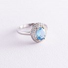 Золотое кольцо с голубым топазом и фианитами к04662 от ювелирного магазина Оникс