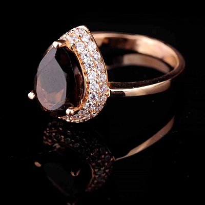 Золотое кольцо с дымчатым топазом и фианитами к02327