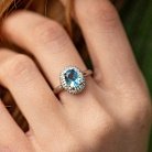 Золотое кольцо с голубым топазом и фианитами к04662 от ювелирного магазина Оникс - 3