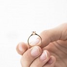 Золотое помолвочное кольцо с фианитами к04205 от ювелирного магазина Оникс - 3